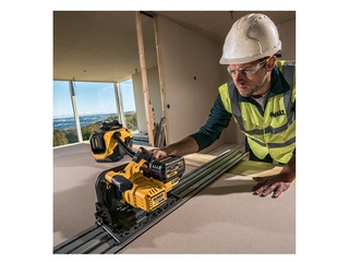 Акумуляторна занурювальна дискова пила DeWALT DCS520NT (каркас) DCS520NT